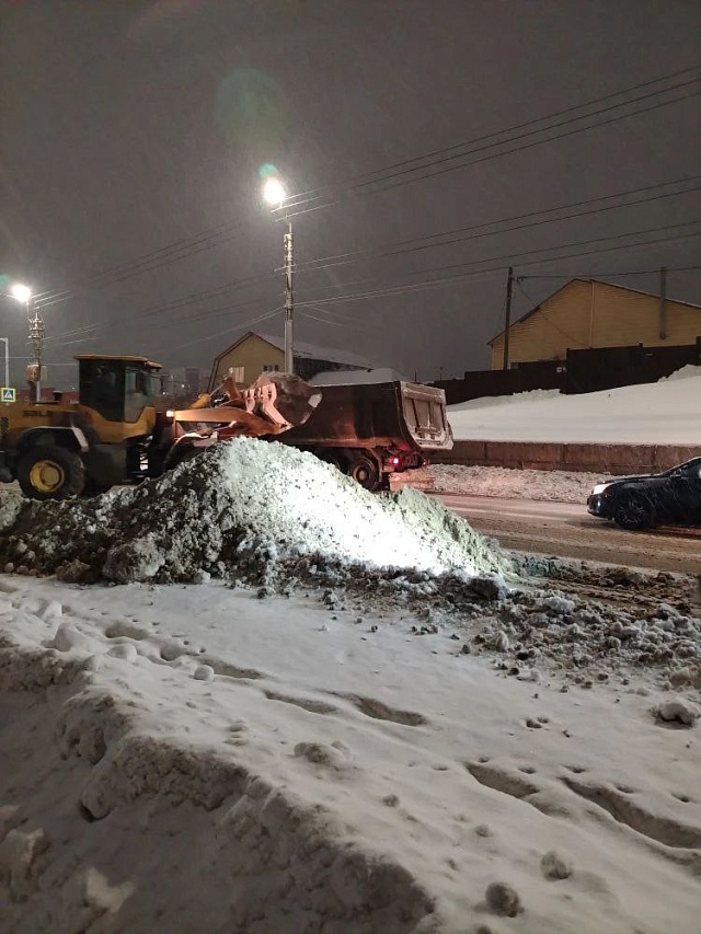 Дороги Саратова и области от снега расчищали более 500 единиц спецтехники