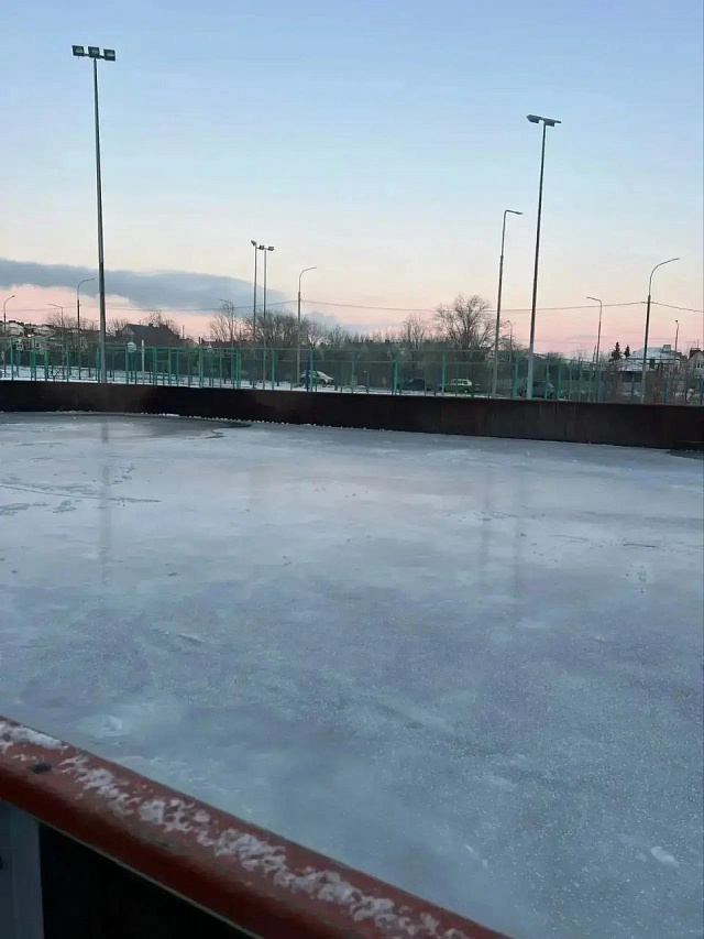 В Саратове начали заливать катки