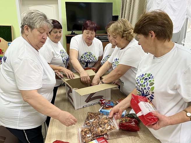 Саратовские «Серебряные» волонтеры собрали гуманитарную помощь бойцам в зоне СВО