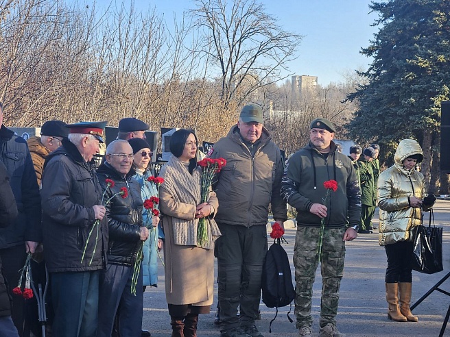 В Саратове установили памятник двум Героям Советского Союза