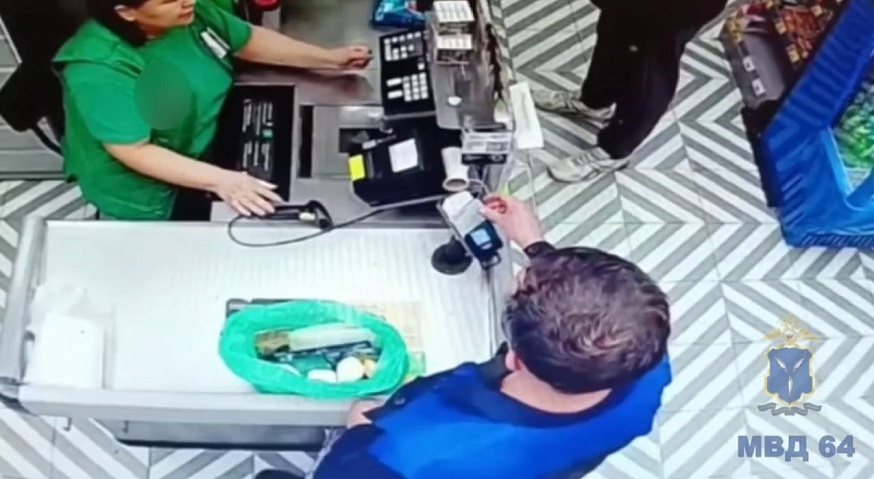 Саратовцу грозит до 6 лет за покупку сковороды и тапочек с чужой карты