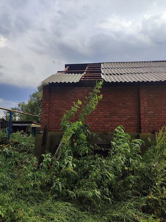 Сильный ветер повредил ФАП и дома в Балаковском районе