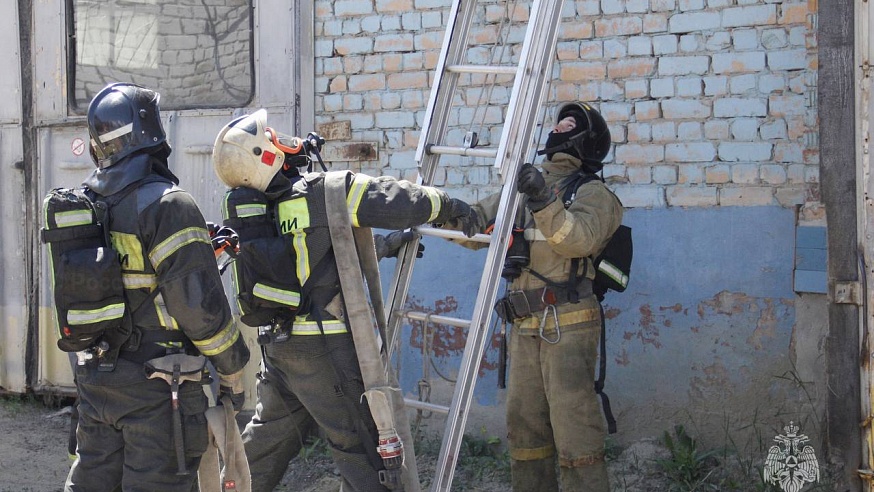 Саратовские пожарные ликвидировали условное возгорание в троллейбусном депо