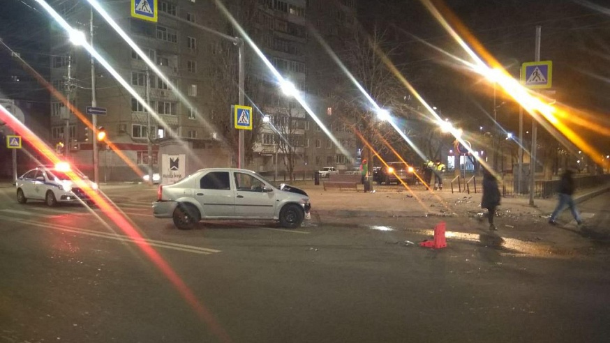 Саратовский водитель попал в больницу после столкновения в центре города