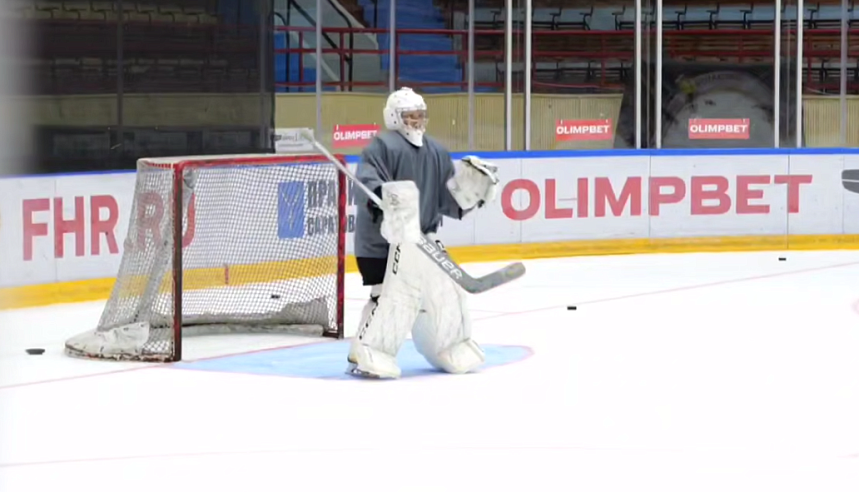 В саратовском "Кристалле" начались первые тренировки хоккеистов на новом льду