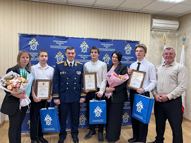 Подростки из Саратова получили награду от Следственного комитета России за помощь незнакомцу