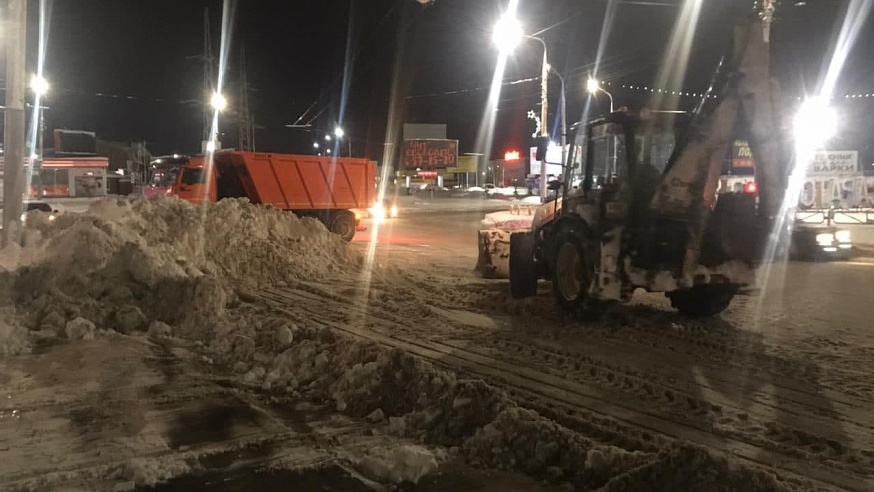 В Саратовской области почти 900 машин убирали снег прошлой ночью