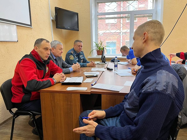 В Саратове 17 новичков получили статус спасателя