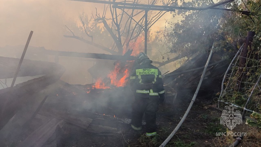 В центре Саратова три пожарных расчета тушат полыхающие сараи
