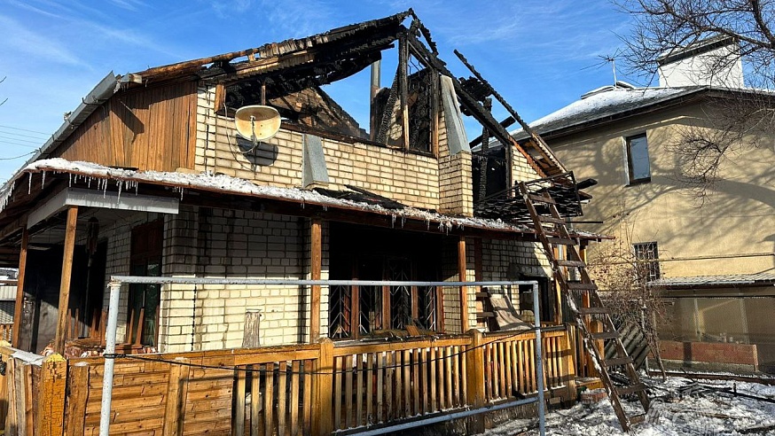В Саратове 3 пожарных расчета тушили горящий двухэтажный дом