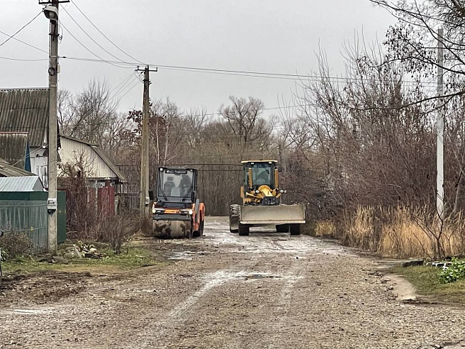В Петровске заканчивают отсыпку щебнем центральной улицы