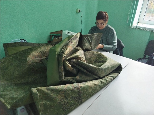 Саратовские волонтеры передали на фронт маскировочные сети, теплые носки и антидроновые одеяла