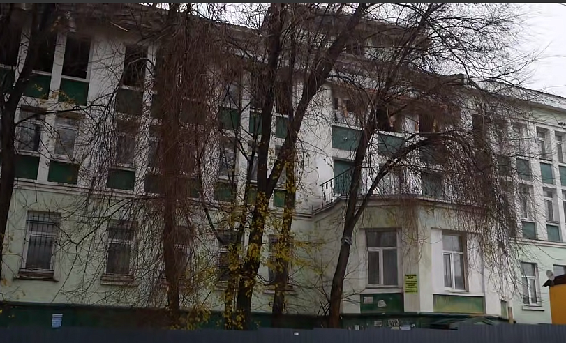 На Привокзальной площади Саратова начался снос общежития 