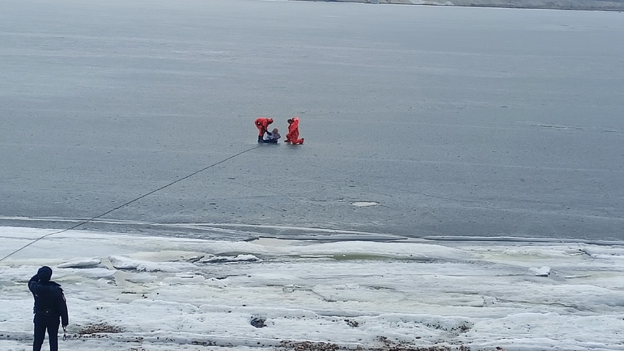В Балакове спасатели вытащили со льда женщину на каблуках и с бутылкой