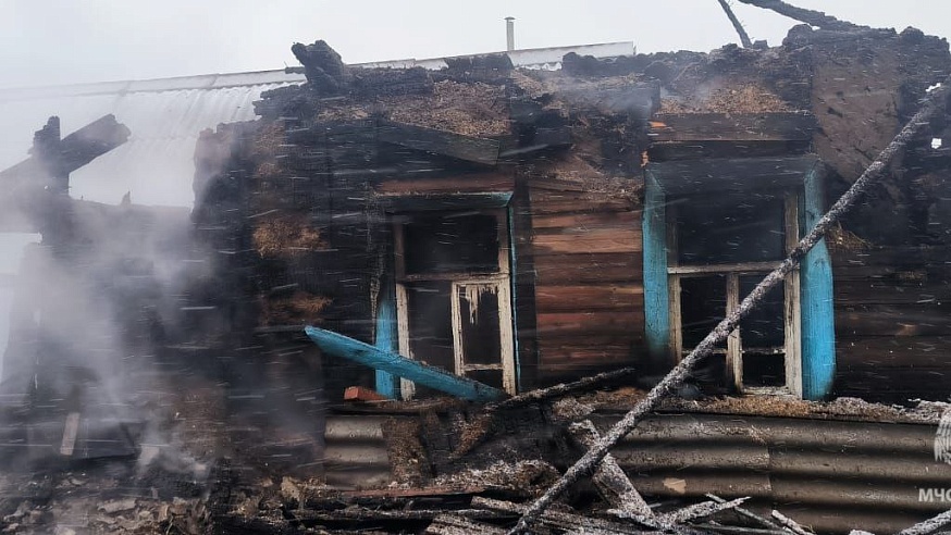 В Саратовской области горели три дома, два автомобиля и баня