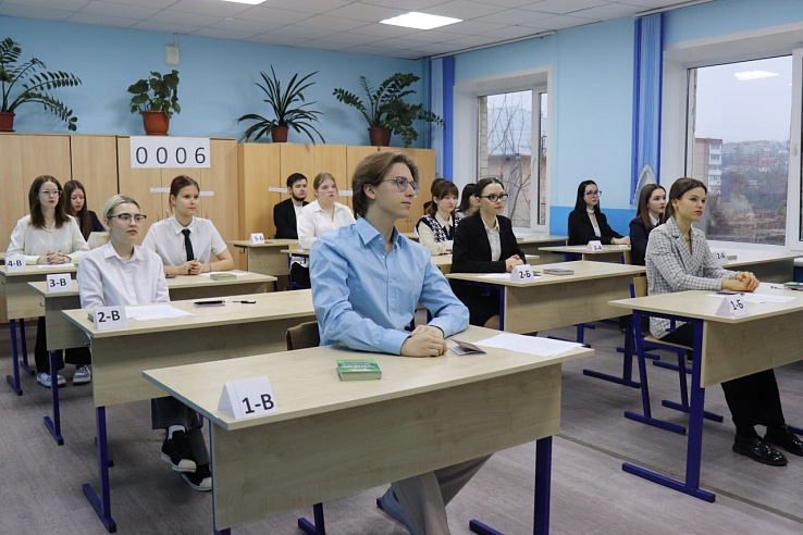 Почти 10 тысяч саратовских выпускников написали итоговое сочинение