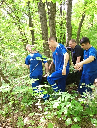 Саратовские медики вынесли на руках мужчину, которому стало плохо в лесу