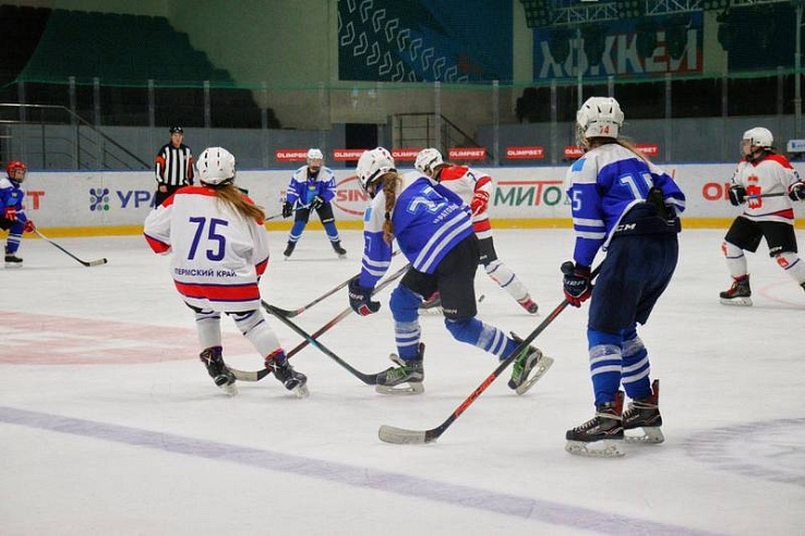 Саратовские хоккеистки принимают участие "Хрустальной тиаре"