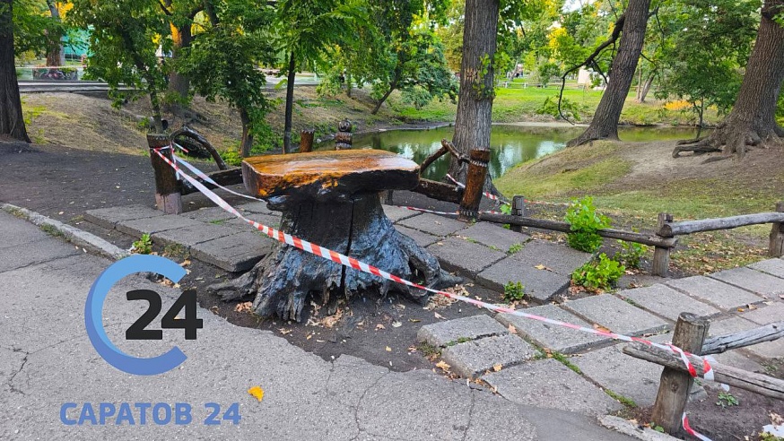 После гибели ребенка в Горпарке Саратова обнесли лентой все деревянные фигуры