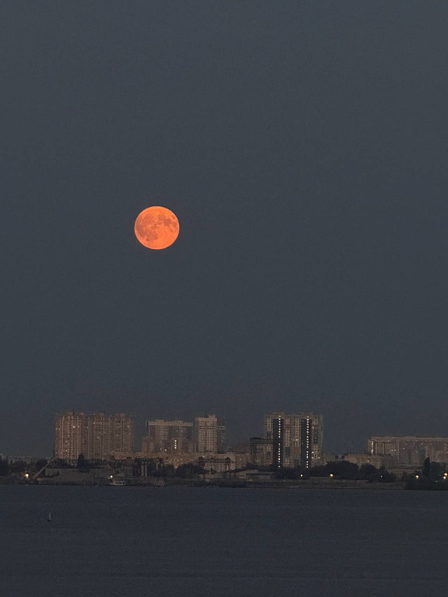 Саратовцы поделились фото "кровавой Луны"
