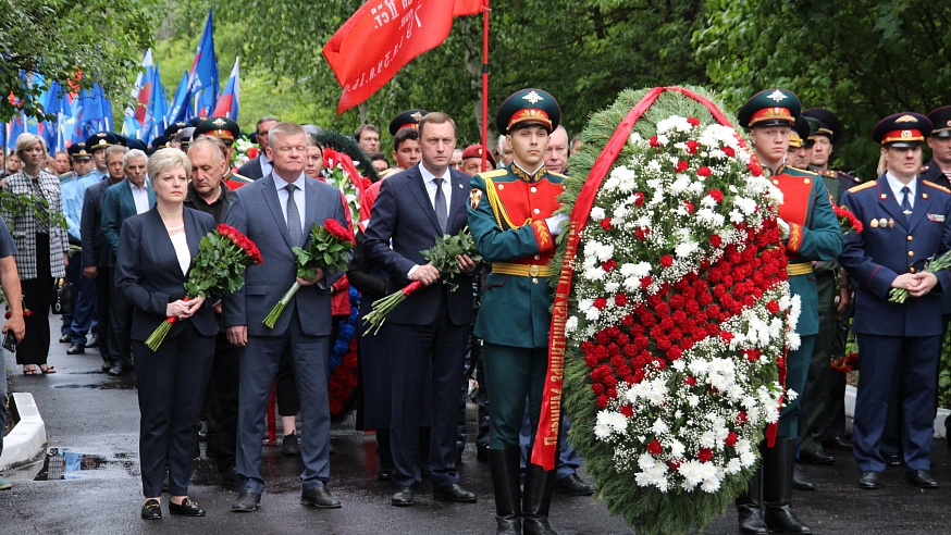 Саратовские власти возложили цветы к мемориалу на Воскресенском кладбище
