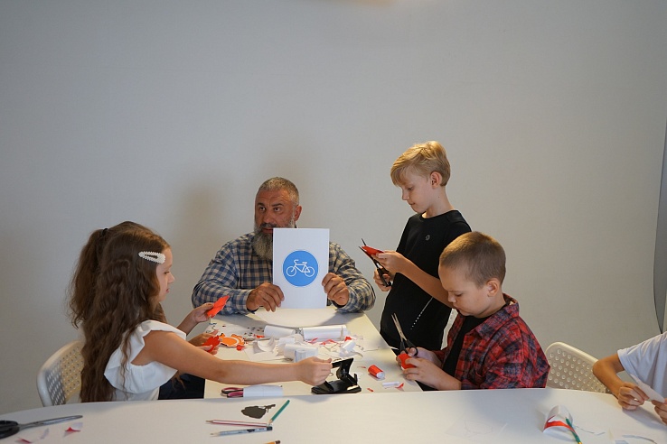 Вячеслав Максюта провел мастер-класс для школьников по изготовлению световозвращающих брелоков 