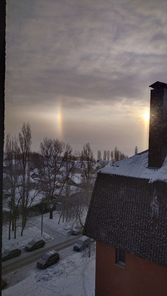 Из-за морозов над Саратовской областью появилось гало с радужными пятнами