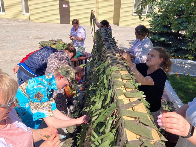 Саратовские волонтеры отправят на фронт большое антидроновое одеяло