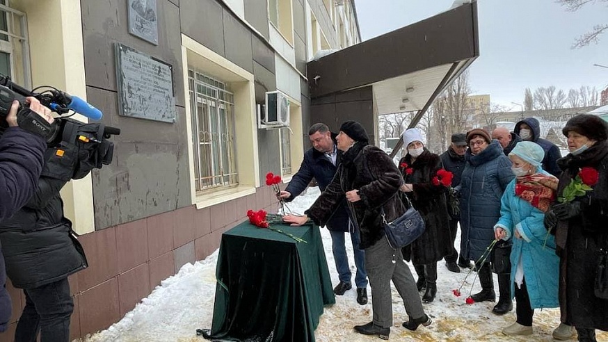 На фасаде больницы Саратова появилась мемориальная доска известному врачу