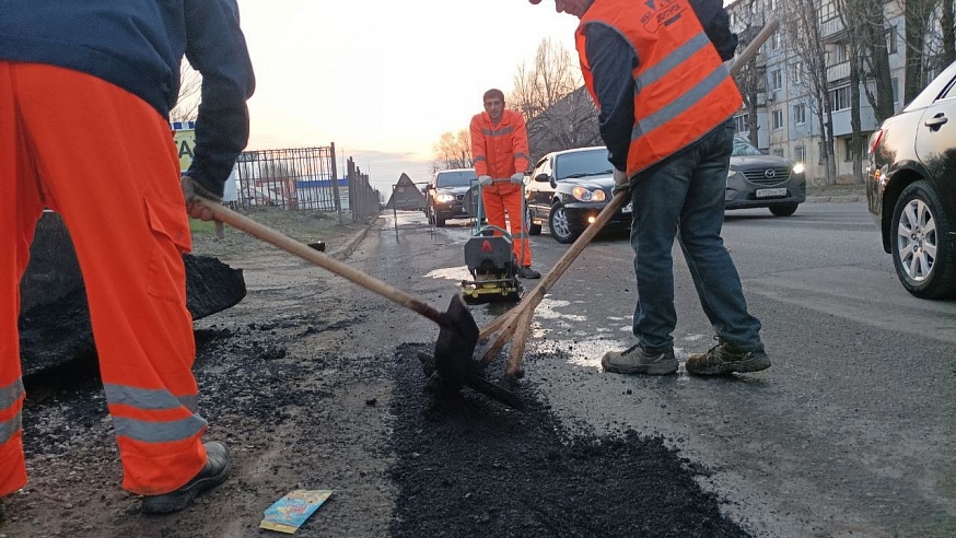 Валерий Радаев потребовал от глав районов Саратова закончить ремонт дорог за несколько недель