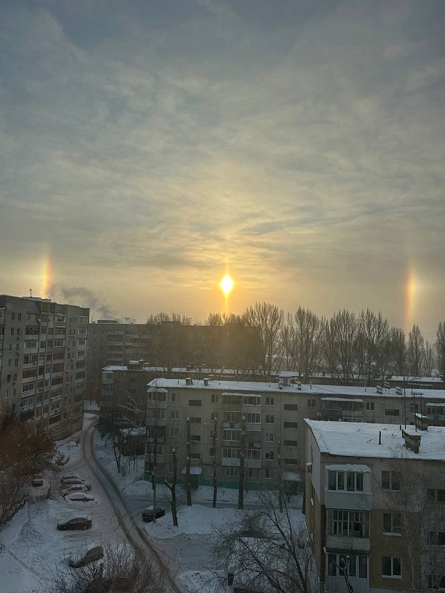 Из-за морозов над Саратовской областью появилось гало с радужными пятнами