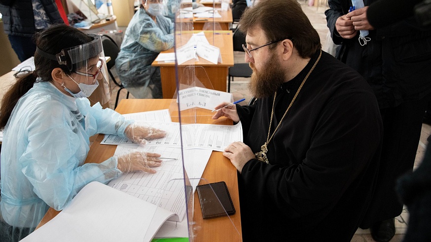 Митрополит Игнатий принял участие в голосовании на выборах в Государственную Думу