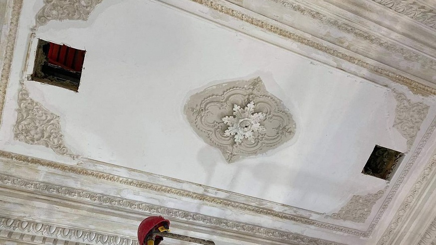 Розетка под люстру, лепнина из папье-маше: В Саратове продолжается реставрация дома Александровского
