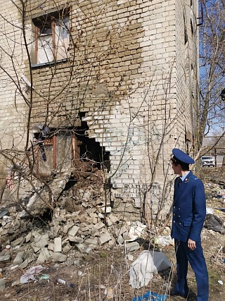 В Саратове у общежития обрушилась стена