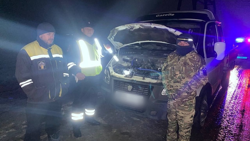 Саратовские полицейские помогли мужчинам, замерзавшим на трассе из-за сломанной машины