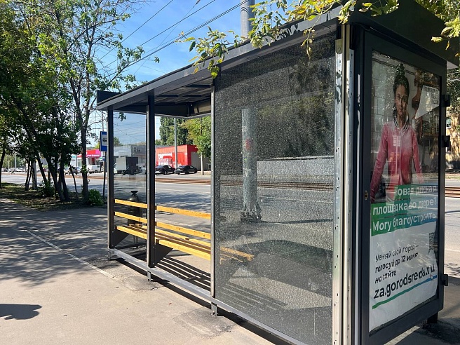 В Саратове вандалы разбили стекла на двух остановках