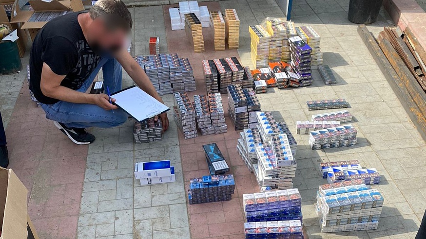 Полицейские нашли на подпольном складе под Саратовом 5 тысяч пачек немаркированных сигарет