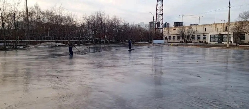 В Энгельсе активно заливаются катки