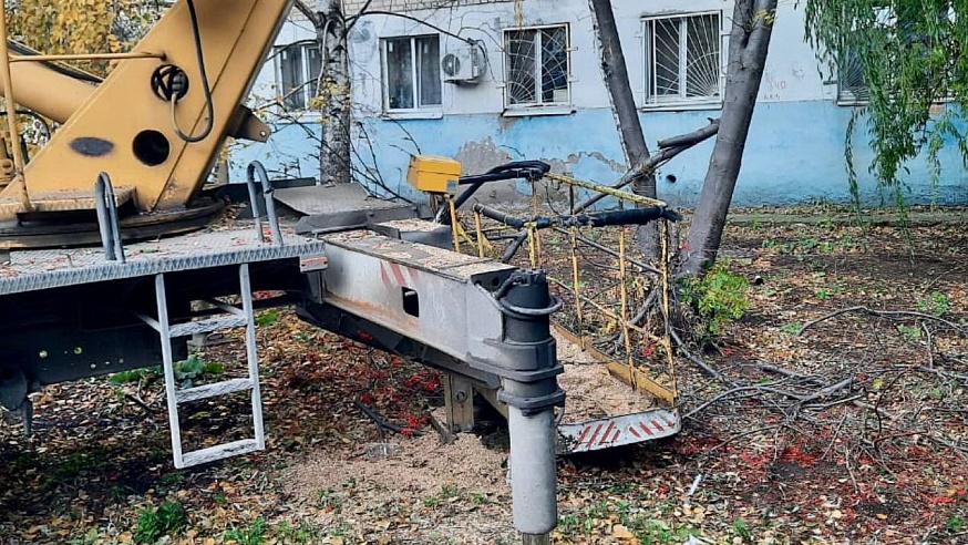 В Балакове рабочий погиб после опиловки деревьев