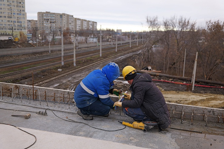 Началась бетонная заливка пролетов в рамках реконструкции путепровода на "Стрелке"
