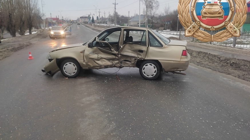 В Саратовской области в ДТП с припаркованными авто пострадали водитель и пешеход