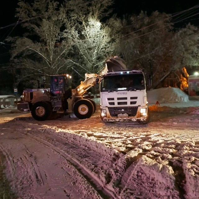 Ночью в Саратове уборка снега велась на 56 участках