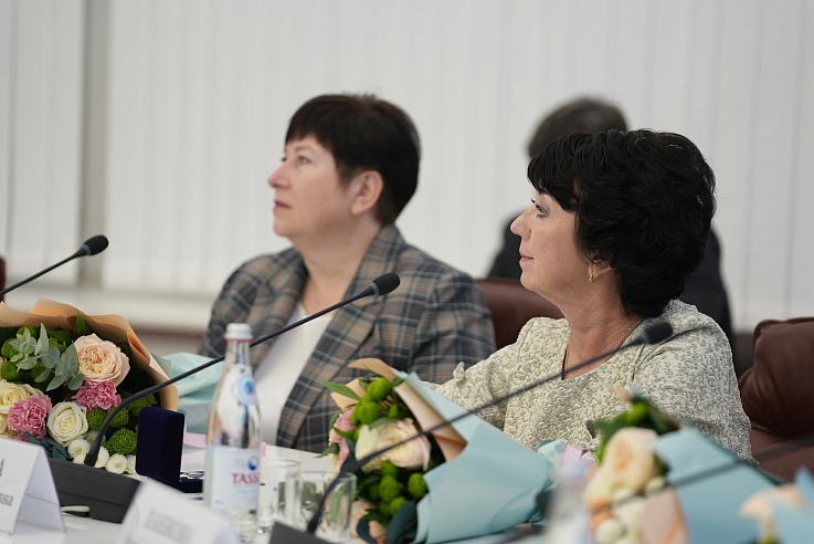 ﻿В преддверии Дня матери жительниц Саратова наградили "За достойное воспитание детей"