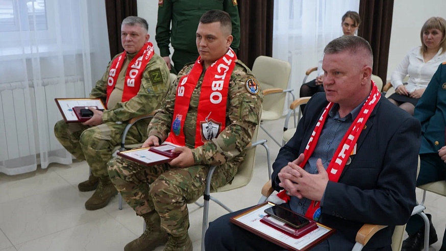 Замминистра обороны России Виктор Горемыкин наградил саратовских волонтеров и медиков
