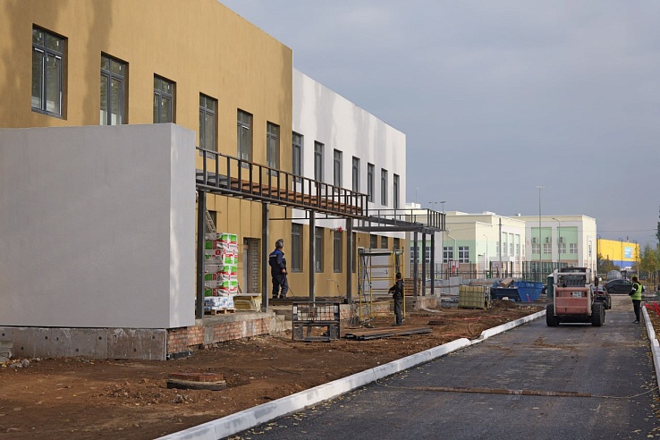 В строящейся поликлинике в Энгельсе начнут устанавливать мебель