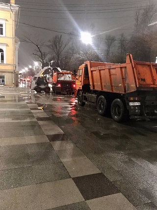 На саратовских улицах всю ночь убирали снег