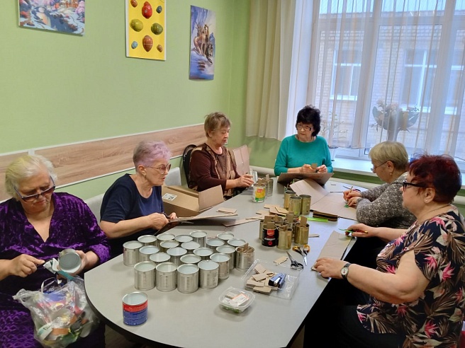 Саратовские волонтеры изготавливают для фронта окопные свечи