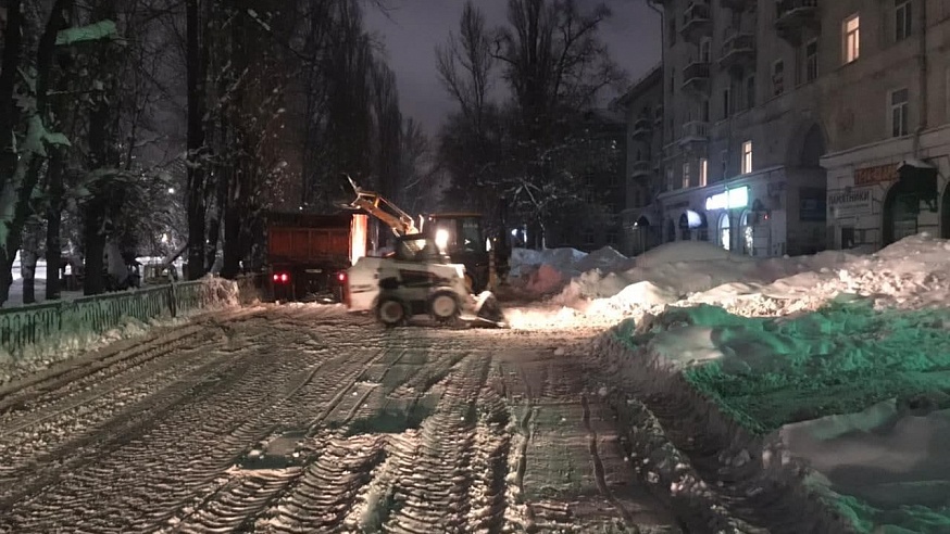 В Саратовской области почти 900 машин убирали снег прошлой ночью