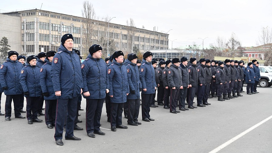 К 100-летию службы участковых губернатор подарил полицейским 23 новых "Нивы"