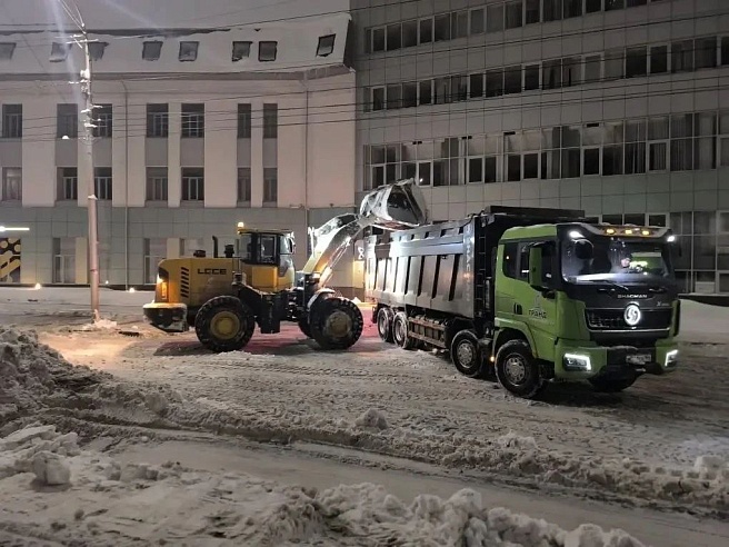 Ночью снег в Саратове расчищали около 400 единиц техники